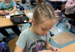 Dzieci wykonują kolorową pracę plastyczną