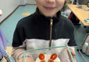 Uśmiechnięta dziewczynka z kolorową kanapką