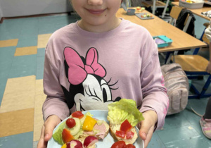 Uśmiechnięta dziewczynka z kolorową kanapką