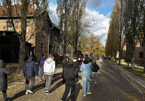 Grupa młodzieży idzie drogą