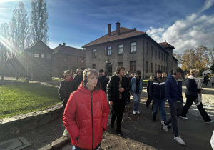 Grupa młodzieży idzie ulicą