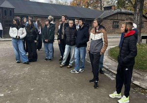 Grupa młodzieży stoi na drodze