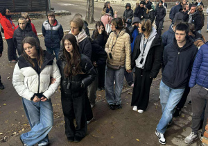 Grupa młodzieży stoi na drodze