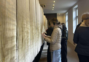 Grupa młodzieży przegląda karty księgozbioru