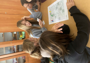 Uczennica czyta pytanie z Konwencji o Prawach Dziecka