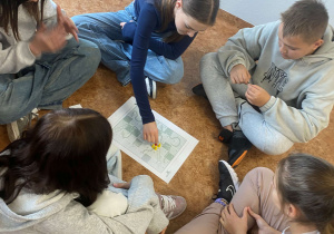 Uczennica czyta pytanie z Konwencji o Prawach Dziecka