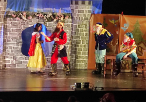 Ludzie w kostiumach bajkowych na scenie