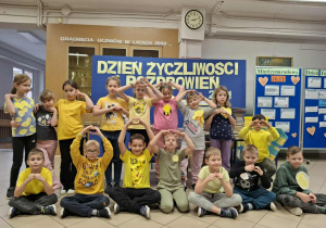 Grupa radosnych dzieci w żółtych bluzkach