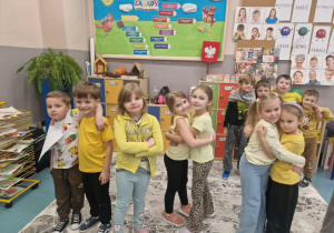 Grupa radosnych dzieci w żółtych bluzkach