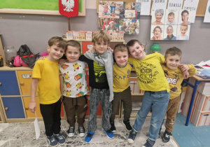 Grupa radosnych chłopców w żółtych bluzkach