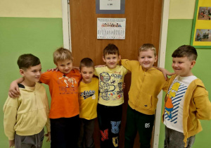 Grupa radosnych chłopców