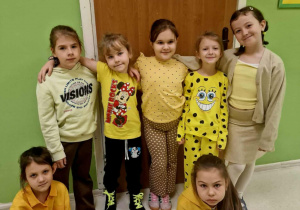 Grupa radosnych dzieci w żółtych bluzkach