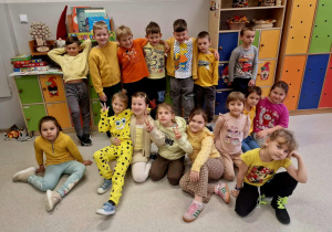 Grupa radosnych dzieci w żółtych strojach