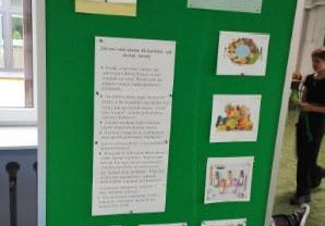 Zielona tablica z plakatem zdrowych potraw