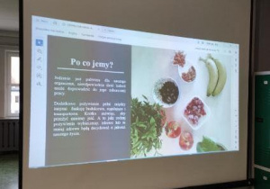 ekran z wyświetlanym slajdem, a na nim napis: Po co jemy?