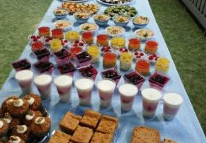 Stół z ustawionym jedzeniem: ciasta i desery