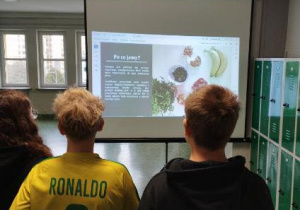 chłopcy patrzący na ekran