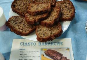 Ciasto bananowe na talerzu, obok kartka z przepisem