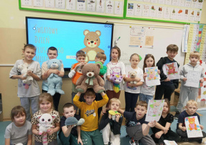 Uśmiechnięte dzieci z maskotkami