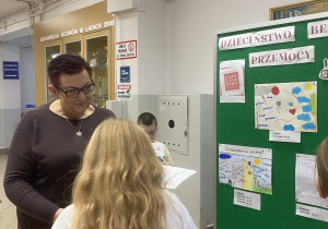 Uczennica otrzymuje dyplom i upominek od Pani wicedyrektor.