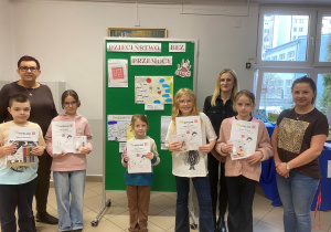 Uczestnicy konkursu pozują z dyplomami.