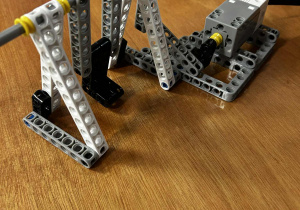 Chłopcy składają elementy robota - hustawki