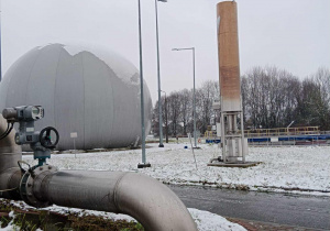 Komin, duża stalowa rura i kula namiotowa