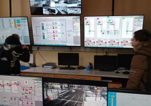 Osiem ekranów ze schematami