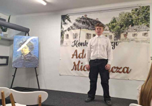 chłopiec stoi na scenie