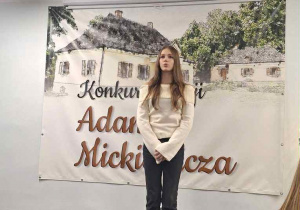 Dziewczyna stoi na scenie