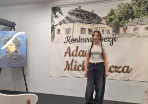 Dziewczyna w warkoczach stoi na scenie