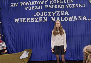 Dziewczynka stoi na scenie