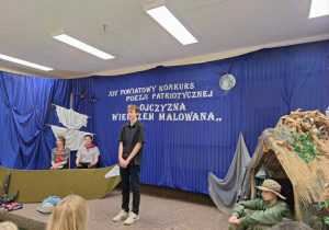 Chłopak stoi na scenie