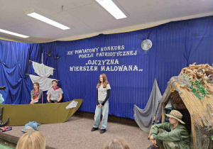 Dziewczyna stoi na scenie