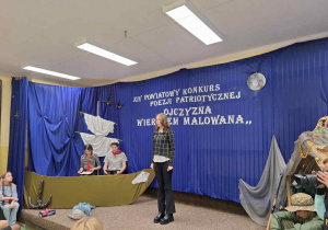 Dziewczynka stoi na scenie