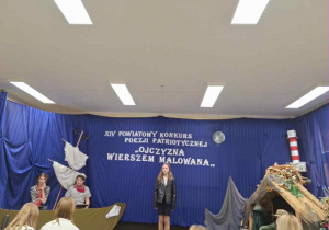 Dziewczynka stoi na scenie