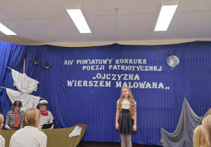 Dziewczynka stoi na scenie