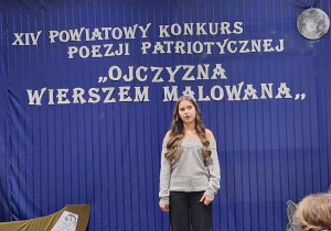 Dziewczyna stoi na scenie