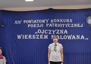 Dziewczyna stoi na scenie