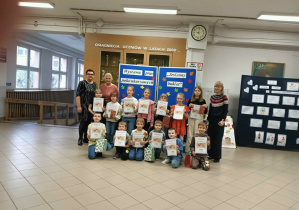 Dzieci z kobietami pozują do zdjęcia