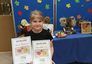 Dziewczynka z dyplomami