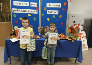 Dwóch chłopców z dyplomami