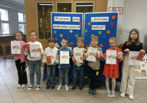 Grupa nagrodzonych dzieci z dyplomami