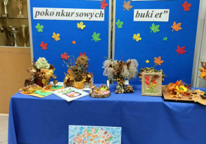 Wystawa jesiennych bukietów z liści