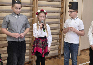 Uśmiechnięte dzieci w stroju galowymi i czapkach górnika