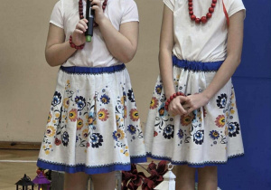 Uśmiechnięte dziewczynki w stroju krakowianek