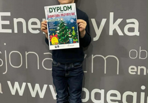 Uśmiechnięty chłopiec z dyplomem