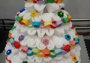 Biała choinka z kolorowymi ozdobami