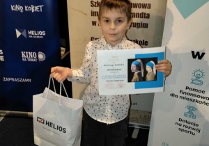 Uśmiechnięty chłopiec z dyplomem