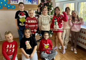 Radosne dzieci ubrane w świąteczne swetry